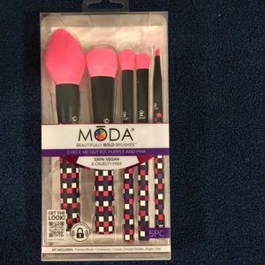 MODA makeup brushes